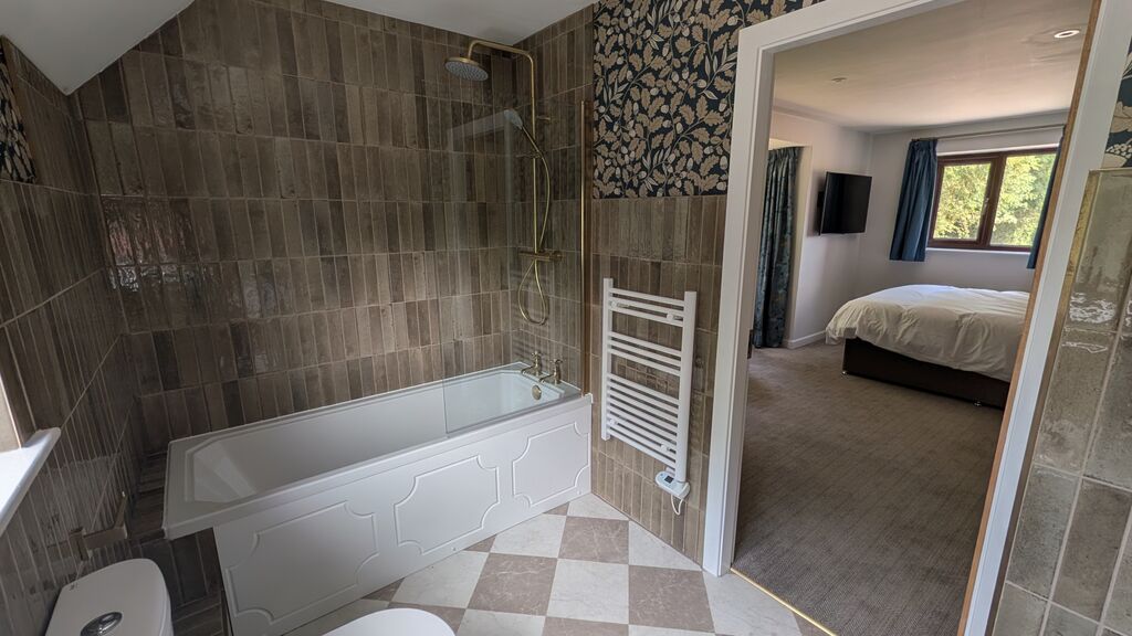 En-suite bath and shower | Kingfisher Cottage